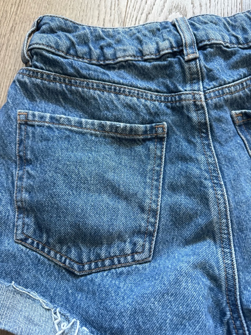 Garage Mom High Rise Distressed Cuffed Denim Shorts - Blue in size 01/25 - Picture 5 of 5